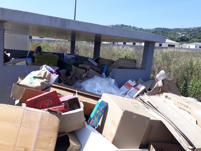 Jardins de Borgo : Encore un dépôt sauvage en plein cœur de la résidence Jardins de Borgo : Encore un dépôt sauvage en plein cœur de la résidence