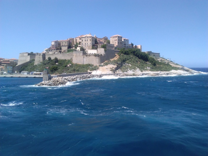 La photo du jour : Calvi et sa Citadelle vues de la mer La photo du jour : Calvi et sa Citadelle vues de la mer