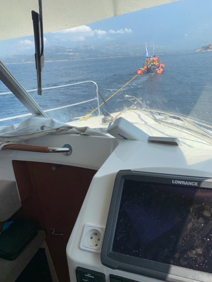 Trois hommes se jettent à la mer avant que leur bateau ne soit percuté par une vedette de 45 pieds à Cavallo Trois hommes se jettent à la mer avant que leur bateau ne soit percuté par une vedette de 45 pieds à Cavallo