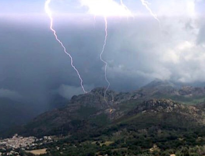 Impact de foudre à Olmi-Cappella : Pins en feu Impact de foudre à Olmi-Cappella : Pins en feu
