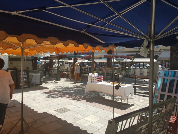 Les commerçants du marché d'Ajaccio forcés de fermer plus tôt à cause de la visite du Premier ministre Les commerçants du marché d'Ajaccio forcés de fermer plus tôt à cause de la visite du Premier ministre