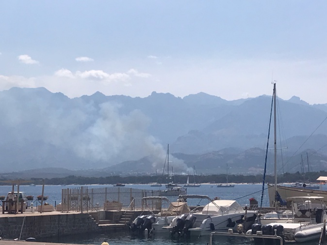 Des habitations menacées par les flammes route de Calenzana