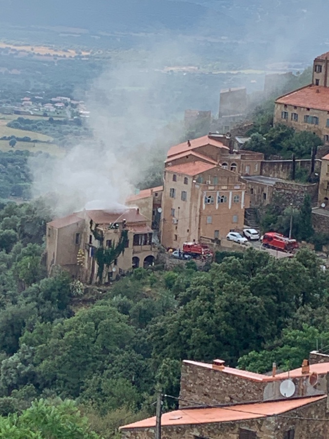 Feu de toiture à Belgodère suite à la foudre Feu de toiture à Belgodère suite à la foudre
