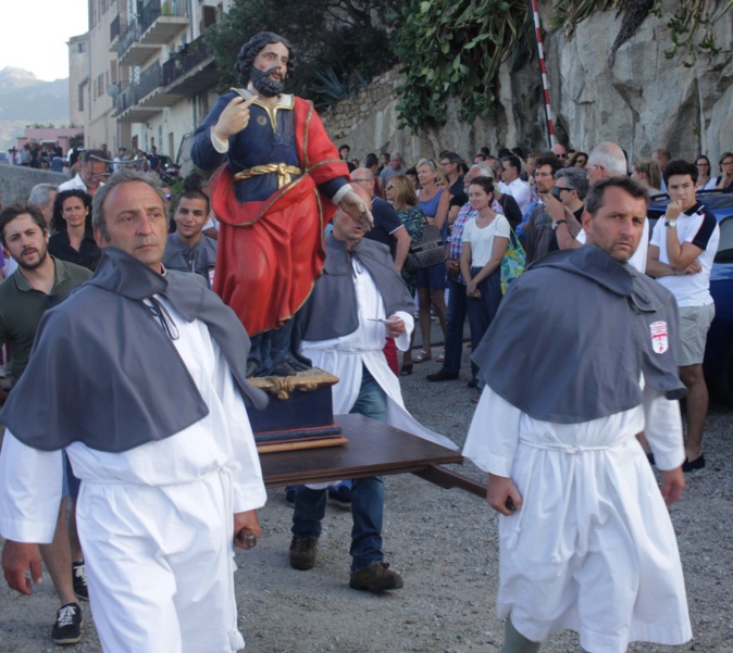 Thierry Ricco (à droite) portant la statue de Saint-Vincent Thierry Ricco (à droite) portant la statue de Saint-Vincent