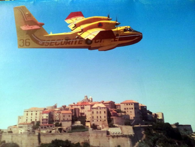 Le 1er Août 2005 le Canadair se disloquait en vol : Cérémonie à Calvi à la mémoire des pilotes Ludovic Piasentin et Jean-Louis de Bénédict Le 1er Août 2005 le Canadair se disloquait en vol : Cérémonie à Calvi à la mémoire des pilotes Ludovic Piasentin et Jean-Louis de Bénédict