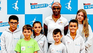 e gauche à droite Fouad, Roman, Leane, Giannis, Mayila, Lilou posent avec Eunice Barber e gauche à droite Fouad, Roman, Leane, Giannis, Mayila, Lilou posent avec Eunice Barber