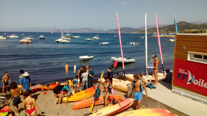 Spectaculaire opération de nettoyage de la mer en paddle et Kayak à L'Ile-Rousse et aux îles de la Pietra