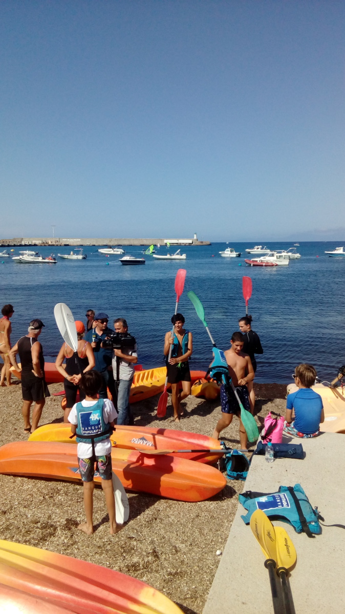 Spectaculaire opération de nettoyage de la mer en paddle et Kayak à L'Ile-Rousse et aux îles de la Pietra