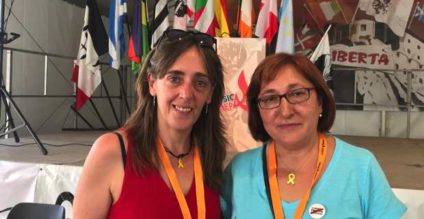 Montserrat Puigdemont, sœur de Carles Puigdemont et représentante de l’Association catalane pour la défense des droits civils, accompagnée de Conxita Bosch, responsable des relations internationales de Solidaritat Catalana pour l’indépendance, aux 38èmes Ghjurnate Internaziunale de Corsica Libera à Corti.