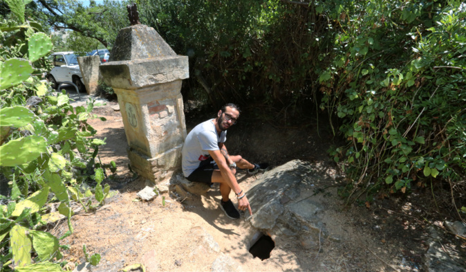 Marc Calzaroni montrant le trou dans lequel sa jambe s'est bloquée (Photos Michel Lucioni) Marc Calzaroni montrant le trou dans lequel sa jambe s'est bloquée (Photos Michel Lucioni)