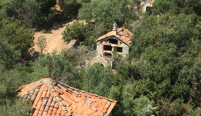 De nombreux monuments funéraires sont à l'abandon sur la route des Sanguinaires De nombreux monuments funéraires sont à l'abandon sur la route des Sanguinaires