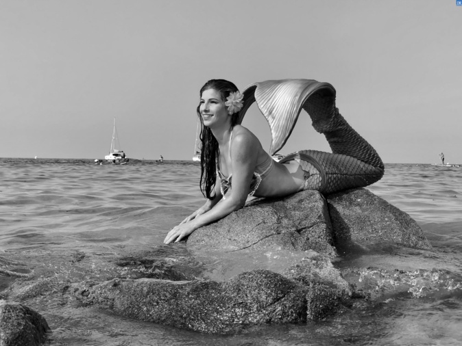Miss Monde Sirène sur le sable lisulanu