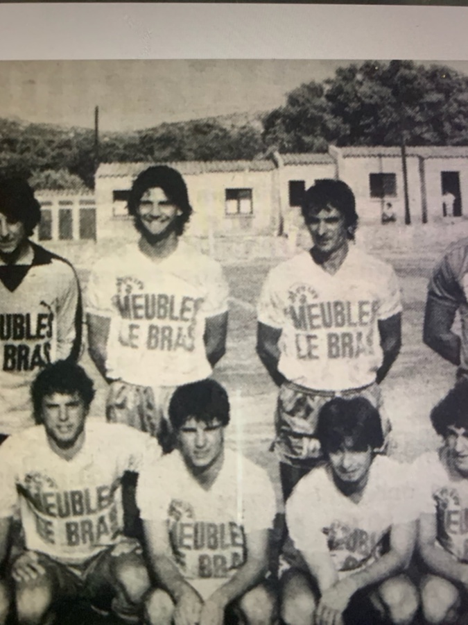 Marino Santini accroupis à droite Marino Santini accroupis à droite