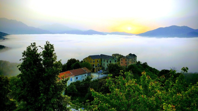 La photo du jour : À Terlaghja au-dessus d'une mer de nuages