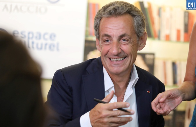 Nicolas Sarkozy a signé 