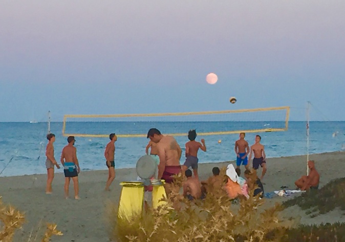 Plage de La Marana : quand la Lune se prend pour un ballon de Volley