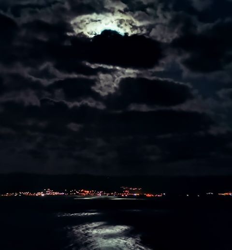 La lune traverse les nuages dans le golfe d'Ajaccio (Olivier Perrini)