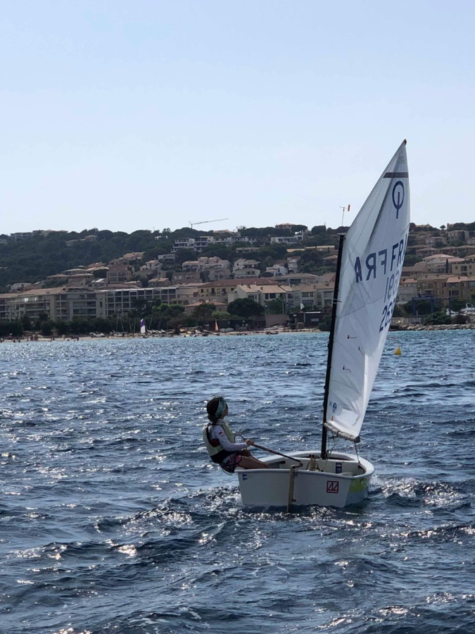 Alexandra à l'entraînement sur le plan d'eau de la Baie de Calvi Alexandra à l'entraînement sur le plan d'eau de la Baie de Calvi