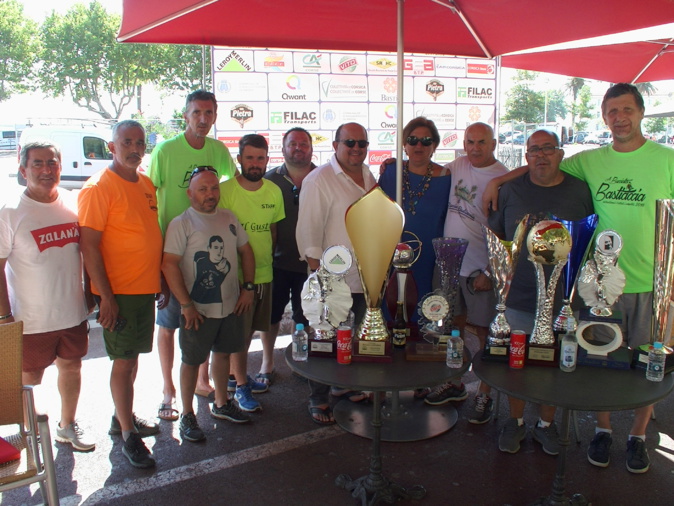 Les organisateurs et quelques unes des coupes qui seront distribuées. Les organisateurs et quelques unes des coupes qui seront distribuées.