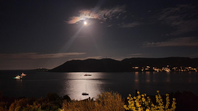 Bateaux  dans clair de lune à  Porto-vecchio.  Photo Maryse Filippi