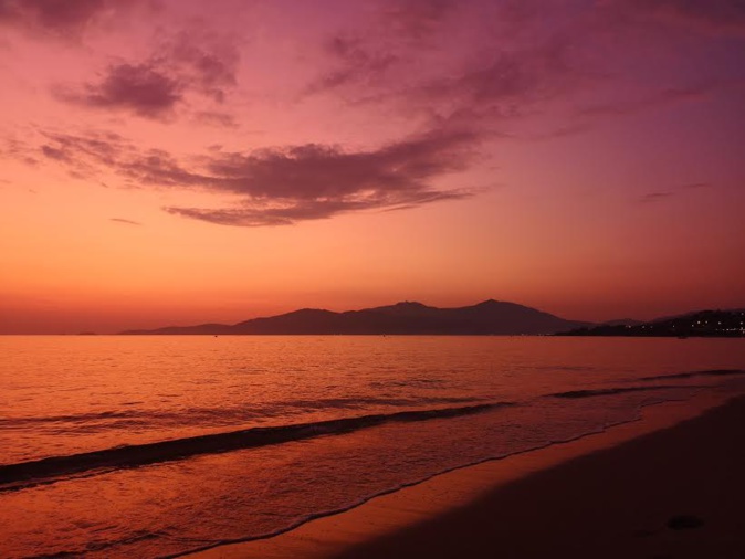 Incroyable gamme de rouges au-dessus d'Agosta-plage  à Albitreccia (Photo Stephanie Ingram)