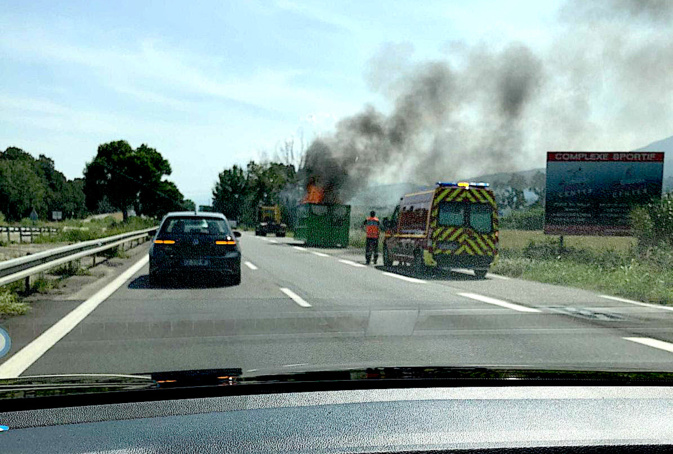Biguglia : benne en feu au bord de la route territoriale Biguglia : benne en feu au bord de la route territoriale