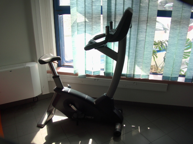 .... un vélo de réeducation et du matériel pour les kinés