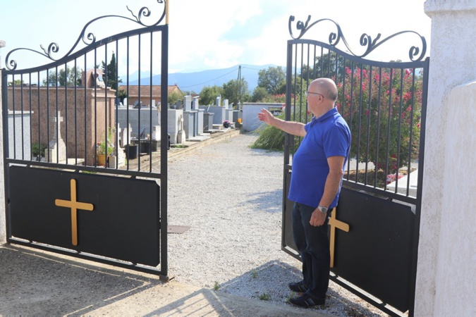 Francis Giudici devant le cimetière de Ghisonaccia