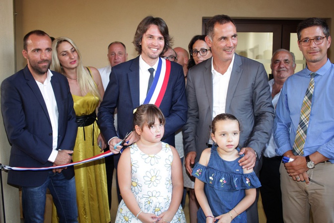 Ruban tricolore coupé par les autorités et les enfants d'Aregnu Ruban tricolore coupé par les autorités et les enfants d'Aregnu