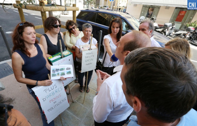 Lors de cette inauguration, des riverains demandent au maire plus d'arbres dans la ville. Lors de cette inauguration, des riverains demandent au maire plus d'arbres dans la ville.