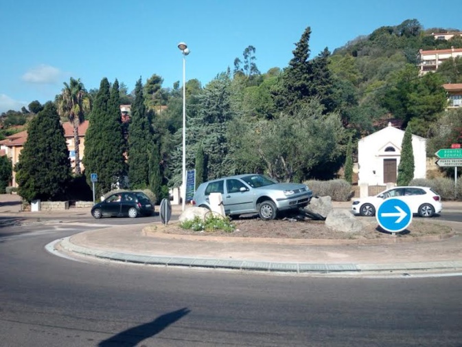Porto-Vecchio : la voiture dans le rond-point