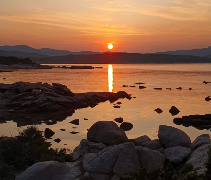 Baie de Figari lorsque ke Soleil se lève (Photo Véronique Renucci)