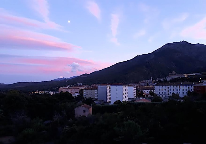 La photo du jour : coucher de soleil sur Corte La photo du jour : coucher de soleil sur Corte