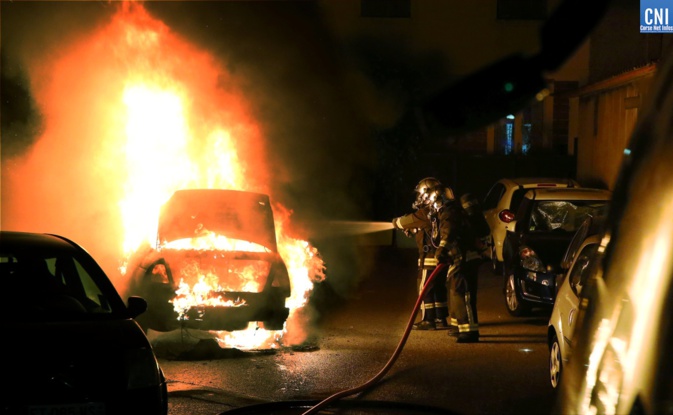 Une voiture prend feu à Ajaccio Une voiture prend feu à Ajaccio
