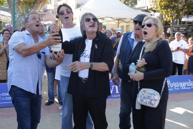 Jacques Dutronc a fait sauter le bouchon pour donner le coup d'envoi Jacques Dutronc a fait sauter le bouchon pour donner le coup d'envoi