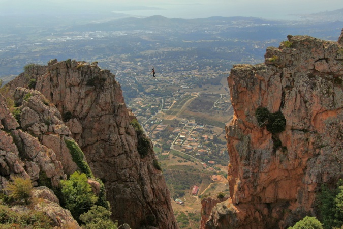 La photo du jour : slackline au Monte Gozzi La photo du jour : slackline au Monte Gozzi