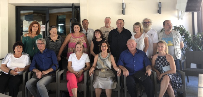 Marie-José Joly entourée dune partie des soutiens de France Alzheimer