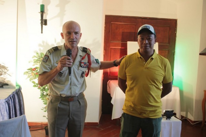 Le chef de corps du 2e REP Christophe de La Chapelle et l'artiste peintre Hom N'Guyen Le chef de corps du 2e REP Christophe de La Chapelle et l'artiste peintre Hom N'Guyen