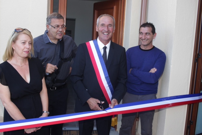 Ruban tricolore coupé par le Maire Rodolphe Santelli