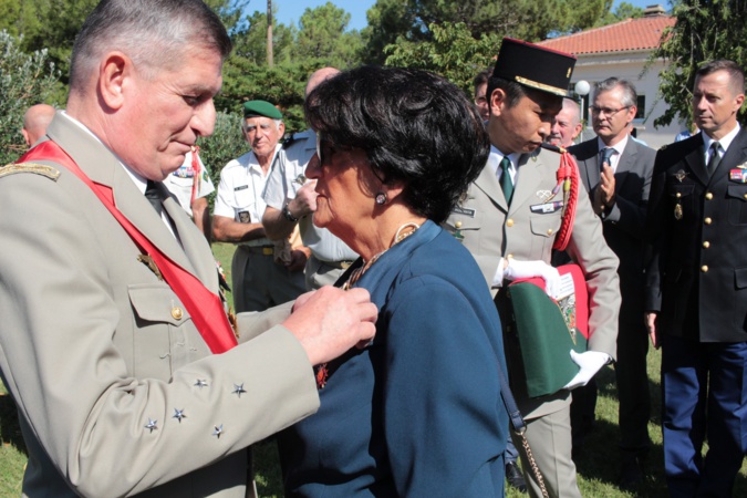 Jeannine Maraninchi décorée par le Général Puga Jeannine Maraninchi décorée par le Général Puga