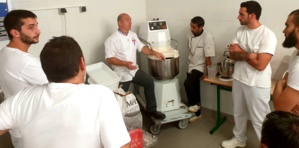 Philippe Hermenier, "Meilleur Ouvrier de France en Pâtisserie 2011", rend visite aux apprentis insulaires Philippe Hermenier, "Meilleur Ouvrier de France en Pâtisserie 2011", rend visite aux apprentis insulaires