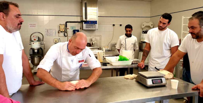 Philippe Hermenier, "Meilleur Ouvrier de France en Pâtisserie 2011", rend visite aux apprentis insulaires Philippe Hermenier, "Meilleur Ouvrier de France en Pâtisserie 2011", rend visite aux apprentis insulaires