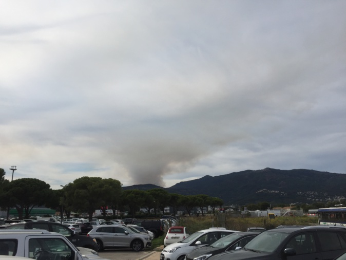 Le feu de Volpajola vue de Poretta Le feu de Volpajola vue de Poretta