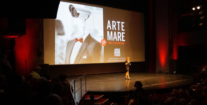 Espion es-tu là ? Les moments forts de la soirée d’ouverture d’Arte Mare Espion es-tu là ? Les moments forts de la soirée d’ouverture d’Arte Mare