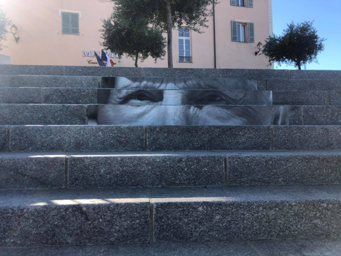 Sur le parvis de l'Hôtel de Ville