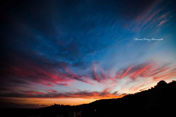 Le vent apporte, parfois, de magnifiques couleurs au ciel de Porto-Vecchio (Chantal Portaz-Biancarelli)
