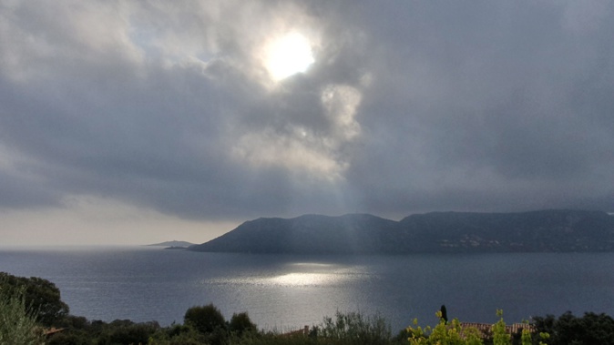 Rayon de soleil avant la pluie sur Porto-vecchio (Maryse Filippi)