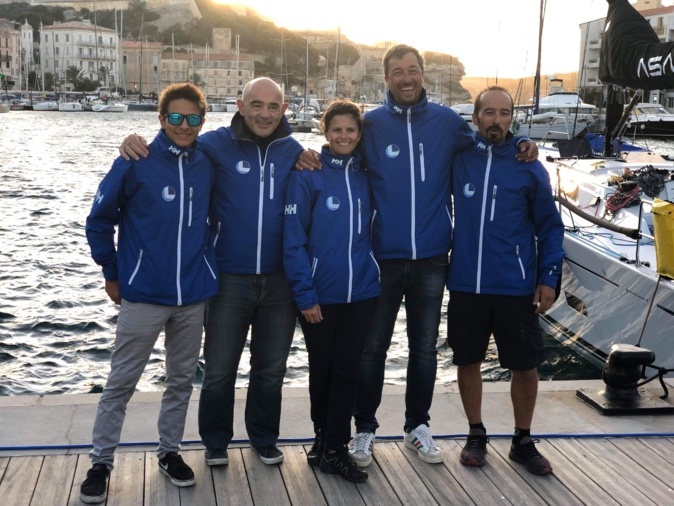 L'équipage calvais "Labbe Team Manureva" skippé par "Manu" Santelli (4e en partant de la droite) L'équipage calvais "Labbe Team Manureva" skippé par "Manu" Santelli (4e en partant de la droite)