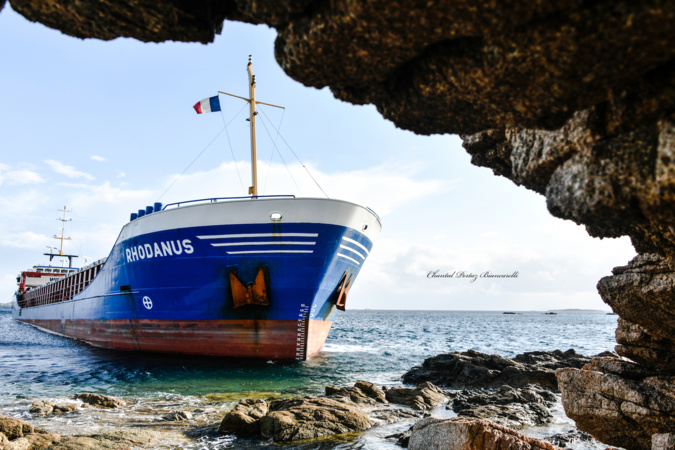 Un barrage flottant autour du « Rhodanus » échoué à Cala Longa Un barrage flottant autour du « Rhodanus » échoué à Cala Longa