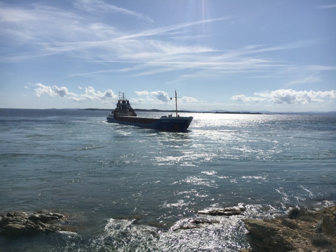 Bonifacio : Le cargo Rhodanus déséchoué Bonifacio : Le cargo Rhodanus déséchoué